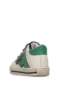 Scarpa in pelle bianca con accenti verdi e lacci blu navy. Presenta una superficie testurizzata, perforazioni e una suola in gomma con marchio sul tallone.