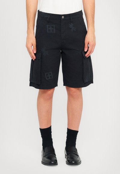 Pantaloni cargo neri in cotone con due tasche laterali, leggeri motivi testurizzati, chiusura a bottone e design dritto.