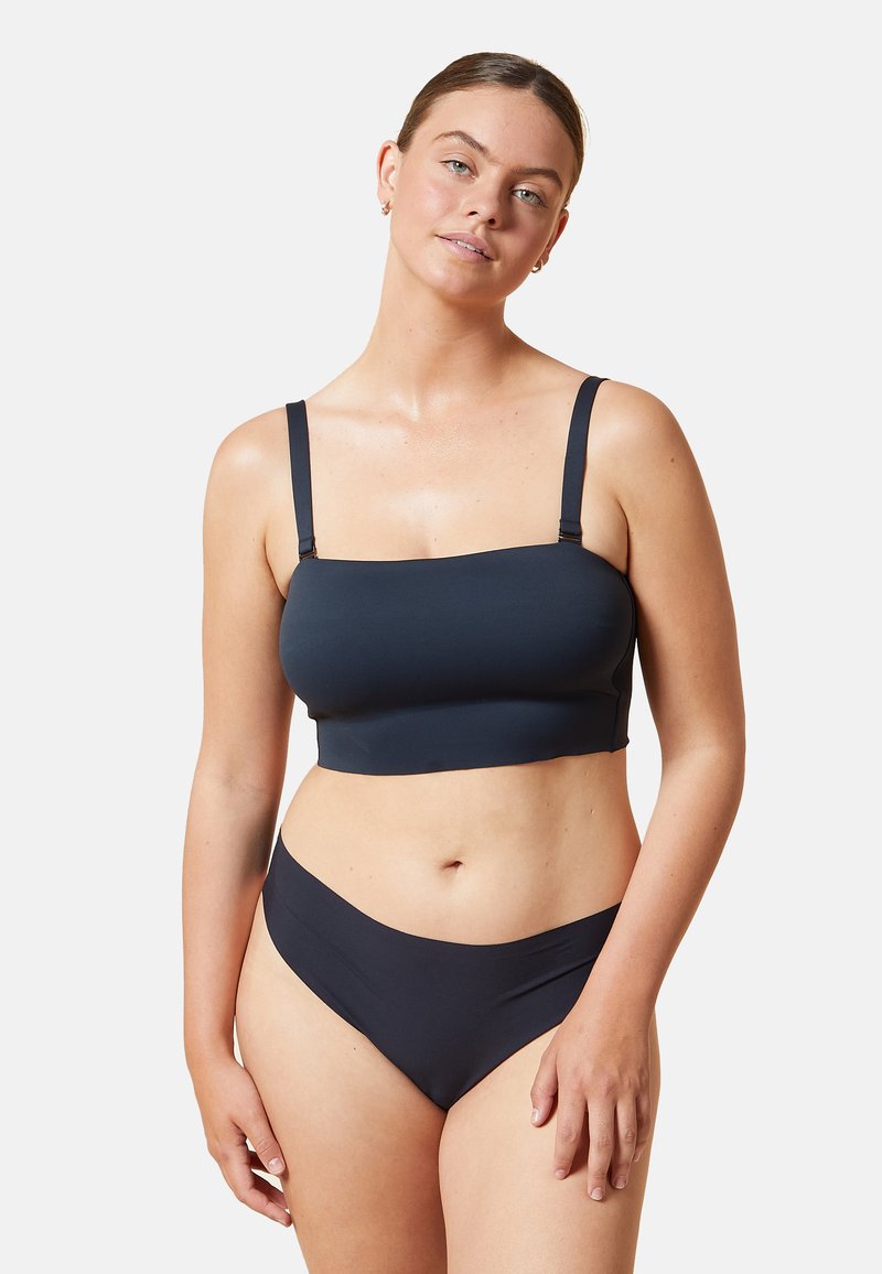 Conjunto de crop top y bikini de color azul marino, fabricado con material suave y elástico. El top presenta tirantes delgados y una silueta ajustada.