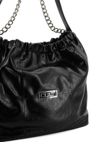 Borsa a mano in pelle nera con top arricciato, dotata di una tracolla in catena metallica argentata e di un logo del brand rettangolare in argento sul davanti.