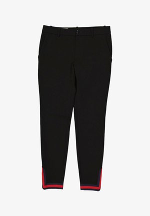 Pantalon noir slim-fit avec passants de ceinture, fermeture à bouton et zip à l'avant, poches latérales et détails de bandes rouges et bleues aux ourlets des chevilles.
