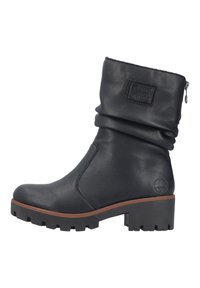 Bota de tobillo de cuero negro con un diseño arrugado, superficie texturizada, cremallera lateral y una suela de goma gruesa con un patrón de goma.