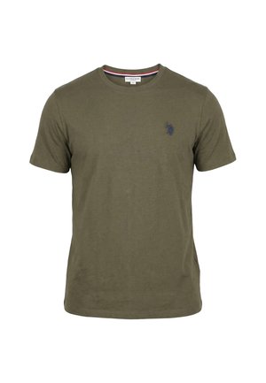 Maglietta a maniche corte color verde oliva con collo rotondo, piccolo logo ricamato blu scuro sul lato sinistro del petto e collo interno rigato rosso, bianco e blu.