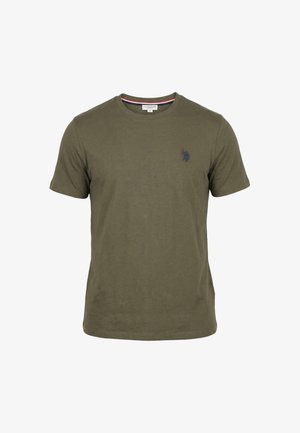 Maglietta a maniche corte color verde oliva con collo rotondo, piccolo logo ricamato blu scuro sul lato sinistro del petto e collo interno rigato rosso, bianco e blu.