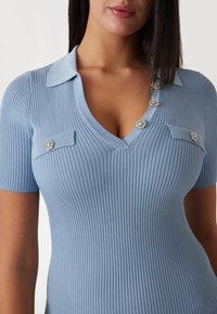 Guess PAULA POLO NECK  - Abito in maglia - hellblau