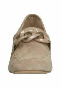Scarpa slip-on in suede beige con un'inconfondibile catena lucida beige che attraversa il collo del piede. Design a punta arrotondata e suola piatta. Texture liscia.