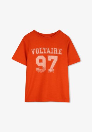 Pomarańczowa koszulka z krótkim rękawem z białym, postarzałym napisem "VOLTAIRE 97" umieszczonym na środku przodu.