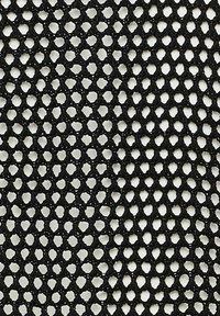 Tissu en maille noire avec motif ouvert hexagonal et pentagonal sur fond blanc, montrant les détails de la texture et du tissage.