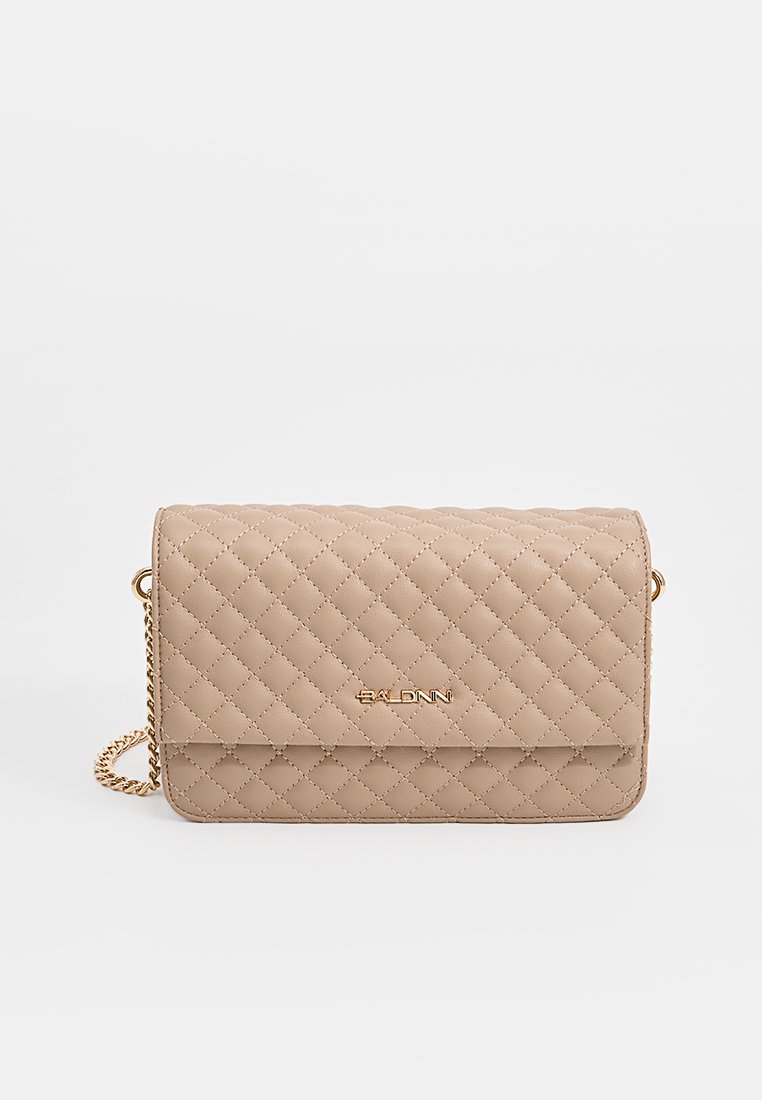 Quilted beiger Handtasche mit goldener Hardware, ausgestattet mit einem Klappenverschluss und einem Schulterriemen aus Kette. Glatte Oberfläche mit rautenförmigen Musterdetails.