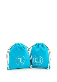 Turkise stoftrækposer med et rundt logo med "Elli" i hvid tekst. Lavet af glat materiale med sølvdetaljer.