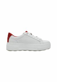 Sneaker bianche in pelle con accenti in suede rosso nel tallone, punta tonda, suola piatta in gomma bianca e design con sei fori per lacci.