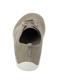 Leichte, gestrickte Schuhe in sanftem Beige mit strukturiertem Obermaterial, elastischen Schnürsenkeln und einer weißen Gummisohle. Mit einer Zugschlaufe an der Ferse für einfaches Anziehen.