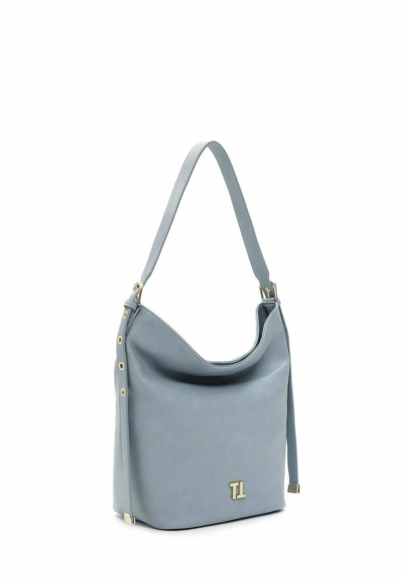 Sac à épaule en cuir bleu clair avec une texture lisse, décoré d'un logo en tonalité or et d'accents en métal, conçu avec une ouverture incurvée et une seule sangle.