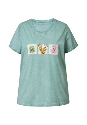 T-shirt en coton vert clair avec un col rond. Il présente trois carrés graphiques : une fleur, un cerf et une feuille dans des couleurs douces. Manches courtes.
