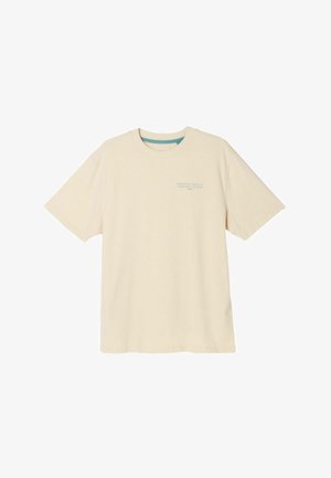 Beiges T-Shirt mit kurzen Ärmeln und Rundhalsausschnitt, mit kleinem Textlogo auf der linken Brust, das "Freestyle Surf Co. From Beer to Ride." lautet.