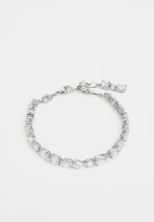 Bracciale in argento con cristalli trasparenti rettangolari e ovali, collegati con montature metalliche; finitura lucida; chiusura regolabile con una catena extra.
