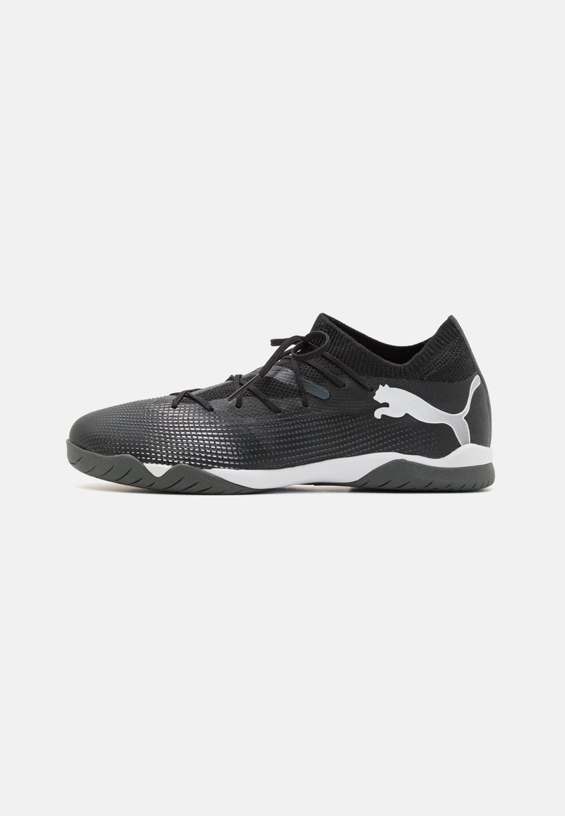 Pantofi sport negri cu un superior texturat, sistem de șireturi și accente albe cu logo. Prezintă o talpă gri închis cu modele de aderență.
