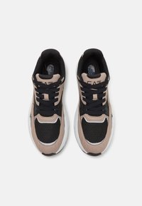 EA7 Emporio Armani CRUSHER SONIC MIX UNISEX - Sportbačiai - cobbelstone/black