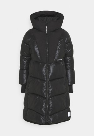 Doudoune longue noire avec capuche, fermeture éclair centrale, et panneaux mats contrastants sur la poitrine et les manches, avec petits logos de marque.