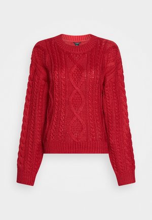 Pull rouge en maille avec motifs torsadés, manches longues, et poignets, ourlet et encolure ronde côtelés.