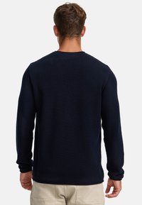 Marineblauer Langarmpullover aus strukturiertem Stoff, mit rundem Halsausschnitt und gerippten Bündchen. Der Pullover hat einen geraden Saum und keine sichtbare Markenkennzeichnung.