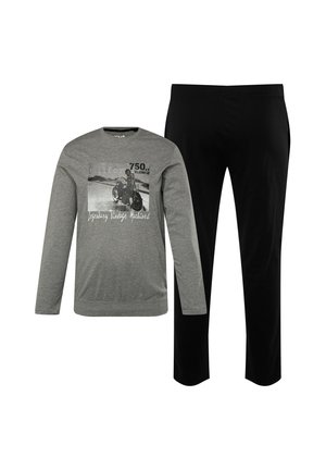 Grå langærmet skjorte med grafisk print og sorte pyjamabukser. Begge dele lavet af blødt stof, der tilbyder et afslappet loungewear-sæt.