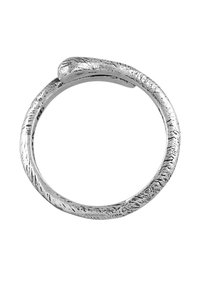 Silver ring med en texturerad, vriden design. Cirkelrund form med en öppen ände, som visar en polerad, reflekterande yta.