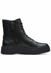 Botas de tobillo de cuero negro con un acabado texturizado, que cuentan con una suela gruesa y estriada, cierre de cordones en la parte delantera y detalle de cremallera en el lateral.