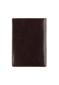 Portapasaportes de cuero marrón oscuro con una textura suave y bordes cosidos, presenta una forma rectangular y un diseño minimalista.