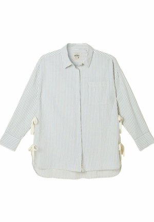 Skjorte med knapper og striber i lyseblå og hvid bomuld. Har en brystlomme og bindebånd i siderne for justerbar pasform.
