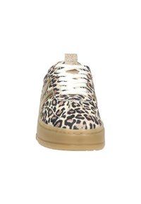 Leopardprint sneakers met een textuur bovenwerk, witte veters en een glanzende gouden accent op de tong. Heeft een tan platformzool.