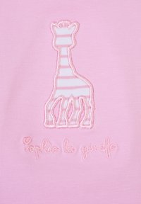 Un tessuto rosa presenta un design ricamato di una giraffa a strisce con una testa arrotondata, accompagnato dal testo "Sophie la girafe" in filo rosa coordinato.