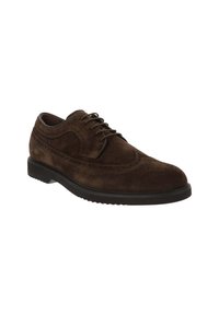 Chaussures derby en suede brun avec des détails perforés, bout arrondi et semelle en caoutchouc noir. Présentent un système de laçage et une tige texturée.