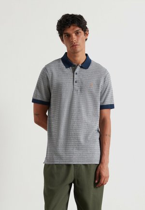 Grijs gestreepte polo shirt met een marineblauwe kraag en mouwen, voorzien van een klein geborduurd logo op de borst. Gemaakt van een katoenmix.