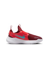 Zapatilla deportiva roja con parte superior de malla transpirable, tira elástica, swoosh azul de Nike y suela blanca de goma con dibujo texturizado.