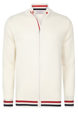 Hvid strikket zip-sweater med et struktureret mønster, ribbet krave og marineblå samt rød stribede detaljer ved håndled og i kanten.