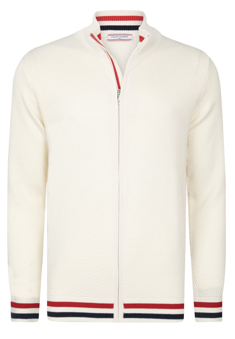 Witte gebreide zip-up trui met een textuurpatroon, ribbelkraag en marineblauwe en rode gestreepte accenten op de manchetten en onderkant.