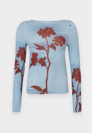 Top de manga larga en tela azul claro con estampado floral en rojo oscuro que incluye tallos y hojas, escote redondo y silueta ajustada.