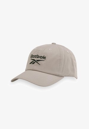 Casquette de baseball beige clair avec une visière incurvée, ornée d'un logo Reebok vert foncé brodé sur le panneau avant.