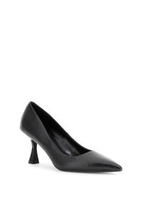 Décolleté nera in pelle con punta affusolata e un design unico del tacco triangolare. Texture liscia e stile minimalista.