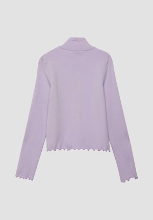Haut en maille côtelée à manches longues violet clair avec col montant et bords volantés aux poignets et à l'ourlet, montré de dos sur fond uni.