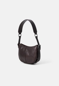Borsa a spalla in pelle marrone dalla forma arrotondata, con tracolla regolabile e cuciture visibili. Texture liscia con una leggera lucentezza.
