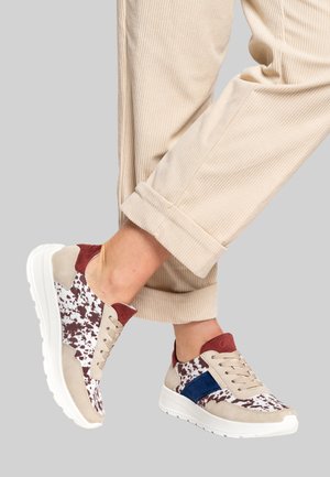 Sneakers mit einem mehrfarbigen Muster in Beige, Rot und Blau. Aus Wildleder- und Textilmaterialien gefertigt und mit einer weißen, gepolsterten Sohle ausgestattet.