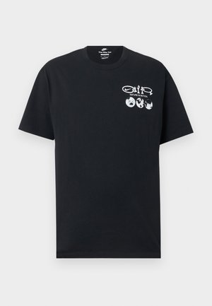 Črno majico Nike s kratkimi rokavi, z belim napisom "Nature in Motion", tremi ikonami Zemlje in grafiko Nike swoosh na levi strani prsi.