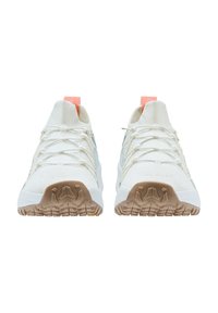 Scarpe da ginnastica bianche con una parte superiore testurizzata, dettagli azzurri chiari e un tallone rosa. Presentano una suola in gomma con battistrada a motivo.