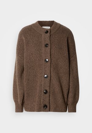 Cardigan din tricot chunky, maro, cu șase butoane mari negre, guler, manșete și tiv cu densitate, prezentat pe un fundal alb.