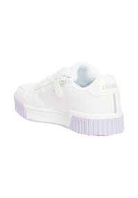 Weißer Sneaker mit einer strukturierten Gummisohle, gepolstertem Kragen und Schnürverschluss. Mit subtilen lila Akzenten und einem reflektierenden Detail an der Seite.