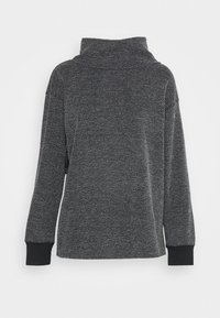 Maglione grigio scuro con collo a imbuto, tessuto strutturato, maniche lunghe e polsini a contrasto neri. Presenta una vestibilità ampia e rilassata.