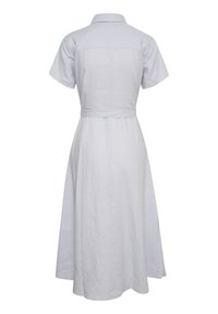 Ljusblå lin dress, korta ärmar, krage design, åtstramad midja med bälte, flytande kjol, enkel textur, bakvy.