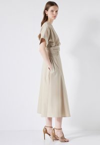 Ipekyol REGULAR FIT DRAPED  - Denní šaty - stone